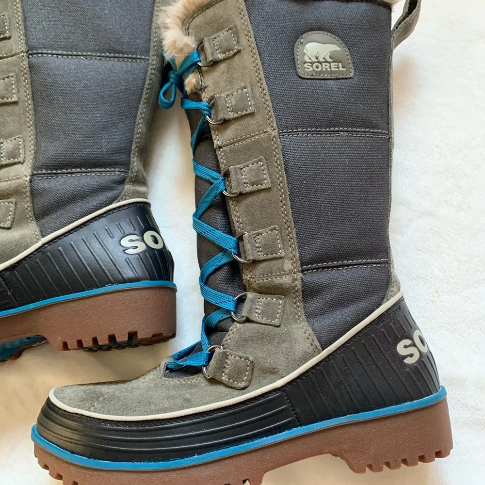 Women's Gray Winter Boots with Teal Laces